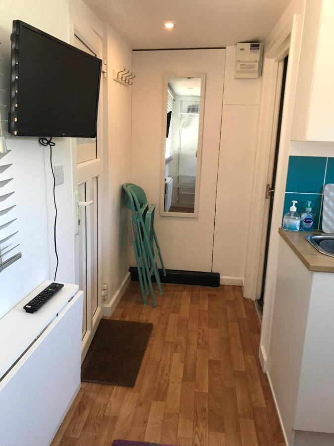 ペランポースFlat Rocks, With Parking, 100M From Beachアパートメント エクステリア 写真